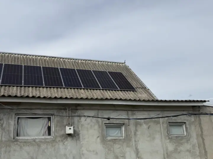 Будинок із шиферним дахом